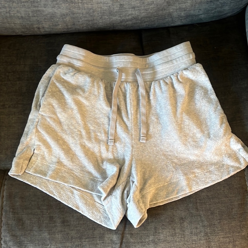Terry cloth shorts in grey.